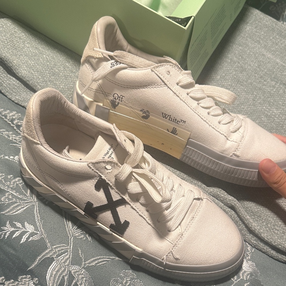 Off-White Cream Sneakers with Black Arrow